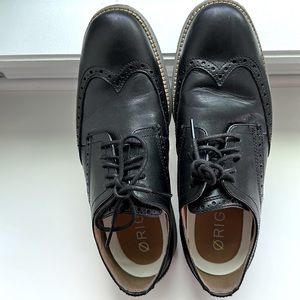 Men’s black size 8M Wing Oxfords. Lightly worn.